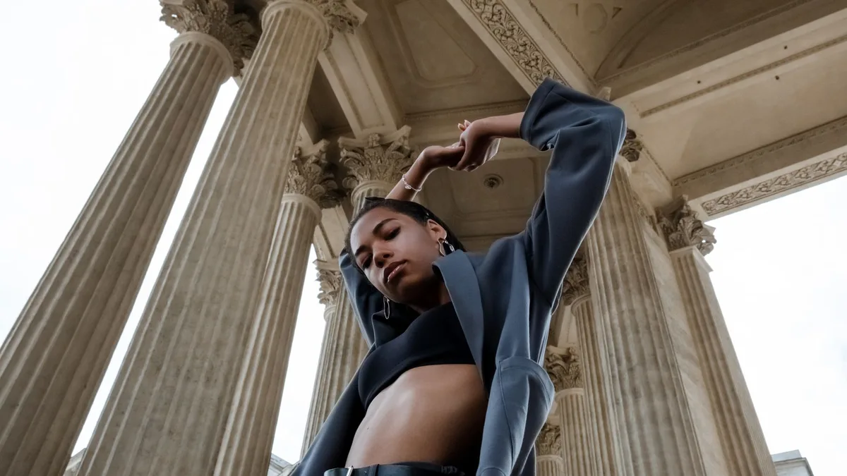Relever une tenue simple avec des accessoires soi-même