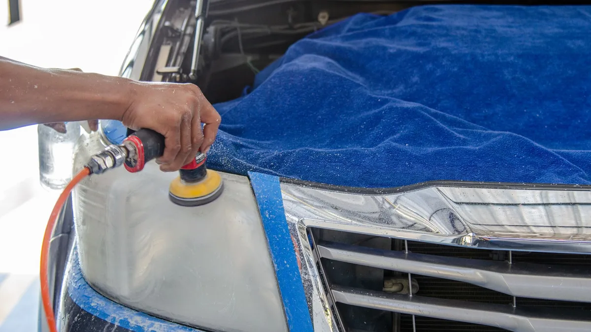 Nettoyer phare voiture : la méthode de l'atelier
